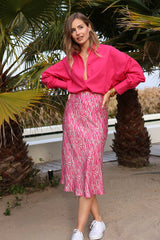 Look Elise Chalmin avec chemise Ava coton rose et jupe soie fluide zébrée rose